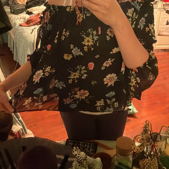 Cute long black floral top.🖤🌸🌼 - Picture 4 of 5